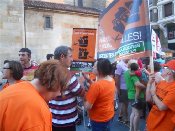 EL COLEGIO OF. DE TRABAJO SOCIAL DE LEÓN VISIBILIZA LA MAREA NARANJA EN DEFENSA DE LOS SERVICIOS SOCIALES Y EL ESTADO DE BIENESTAR.